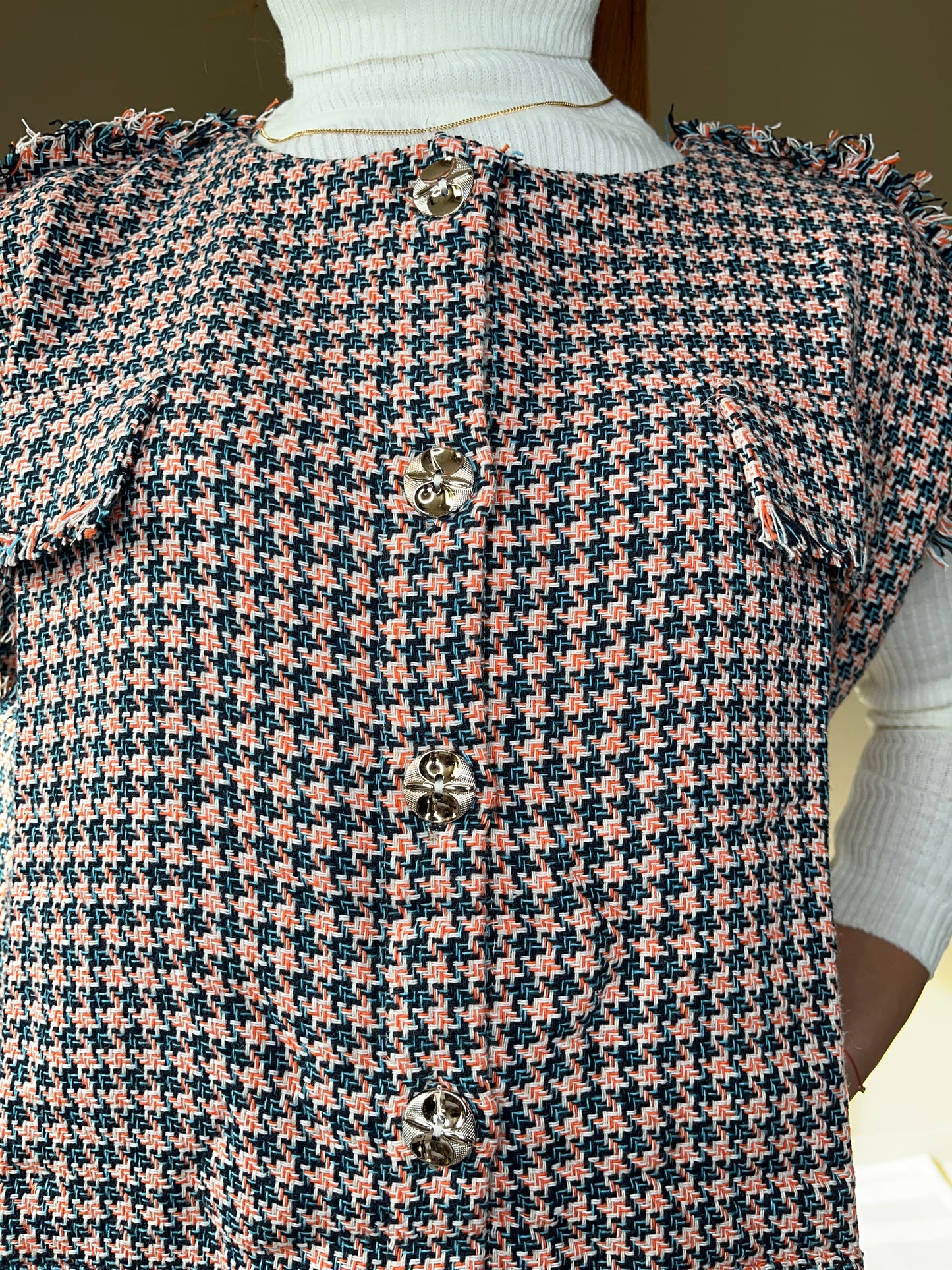 Gilet “Camille” – Chic pied-de-poule, boutons dorés