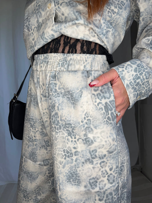 Pantalon Léona – Pantalon fluide léopard discret, taille élastique, matière jean léger