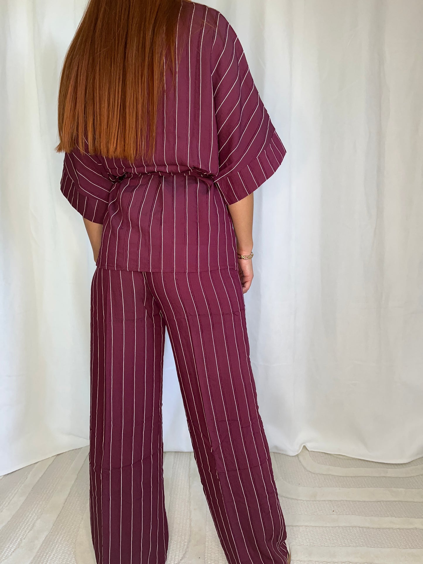 Gilet portefeuille rayé femme “Soria” – Chic et fluide, à nouer à la taille (Bordeaux, Bleu marine, Kaki)