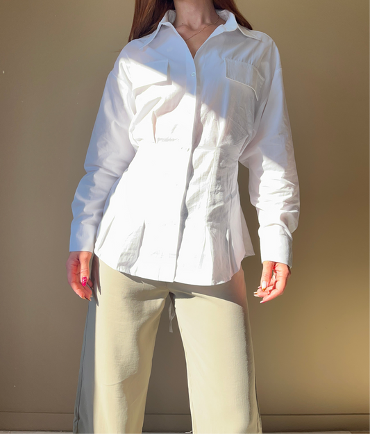 Chemise cintrée blanche “Anaïs” – Élégance minimaliste et intemporelle