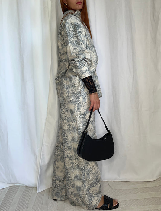 Chemise Léona – Chemise oversize femme imprimé léopard discret, matière jean léger