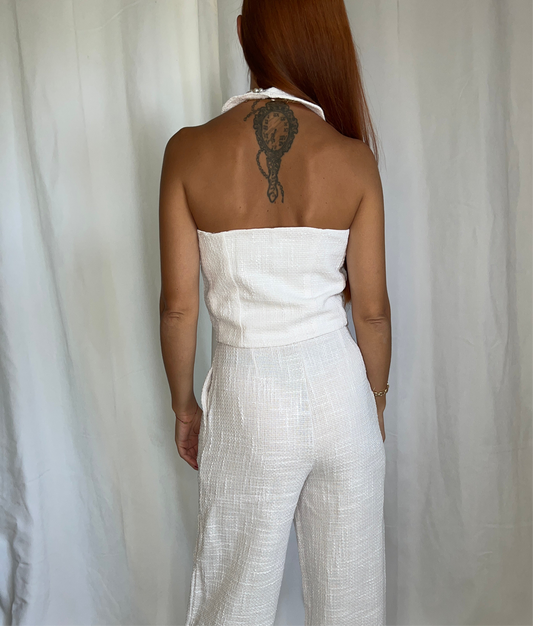 Haut Adélia – Haut blanc chic à boutons bijoux, coupe ajustée