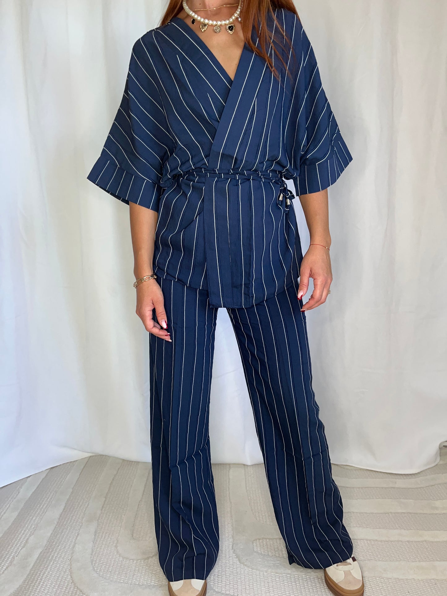 Gilet portefeuille rayé femme “Soria” – Chic et fluide, à nouer à la taille (Bordeaux, Bleu marine, Kaki)