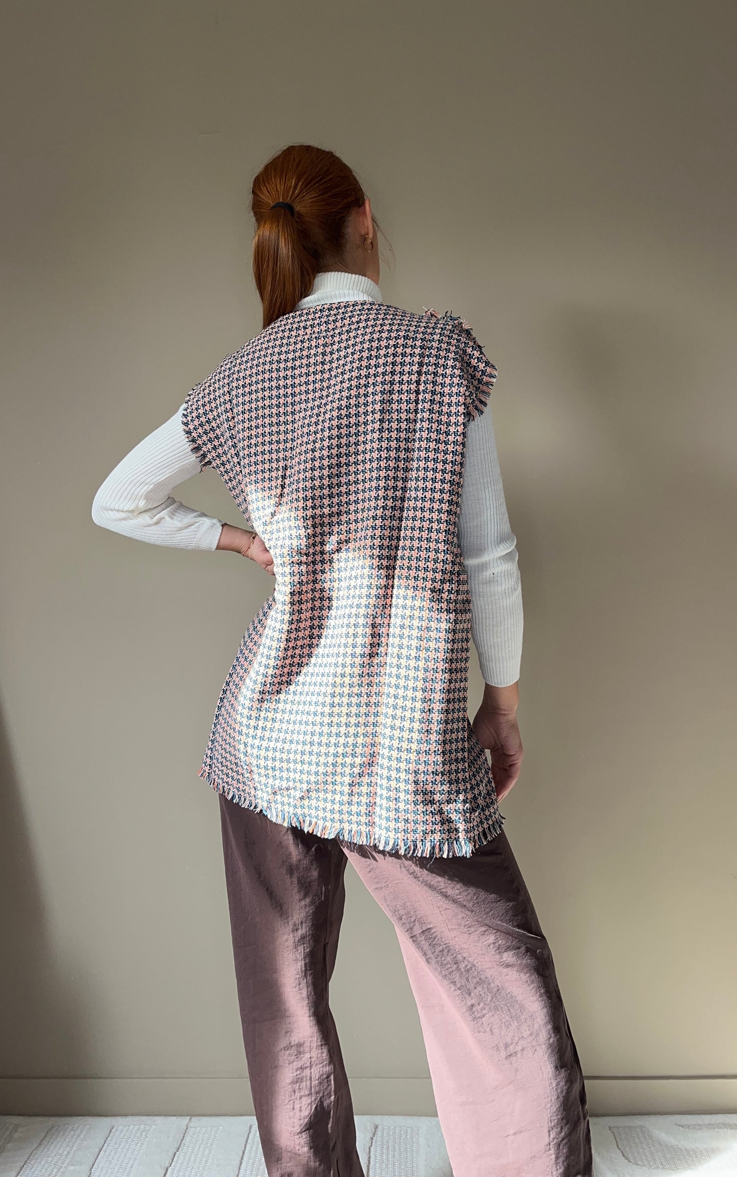 Gilet “Camille” – Chic pied-de-poule, boutons dorés