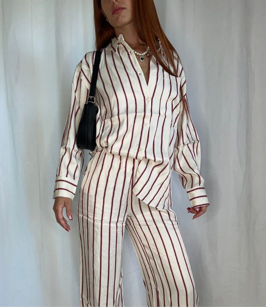 Chemise Solenne – Chemise satinée femme rayée bordeaux, coupe fluide chic