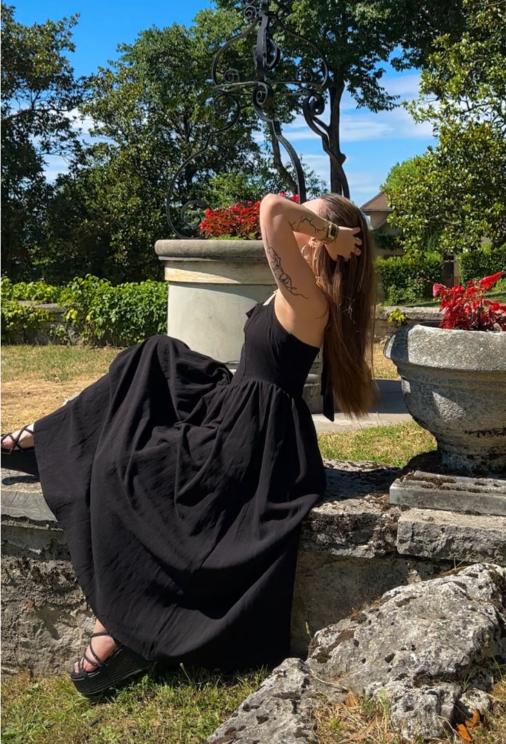 Robe noire évasée dos-nu - ÉLÉGANCE