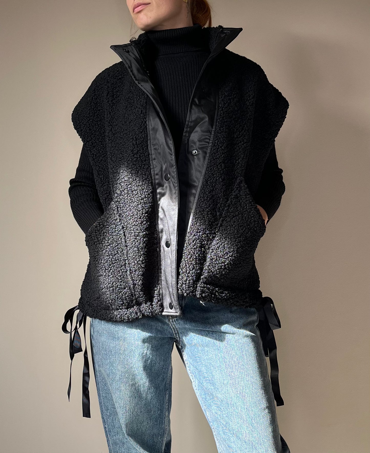 Veste sans manches “Naya” – Façon mouton noir à liens satinés