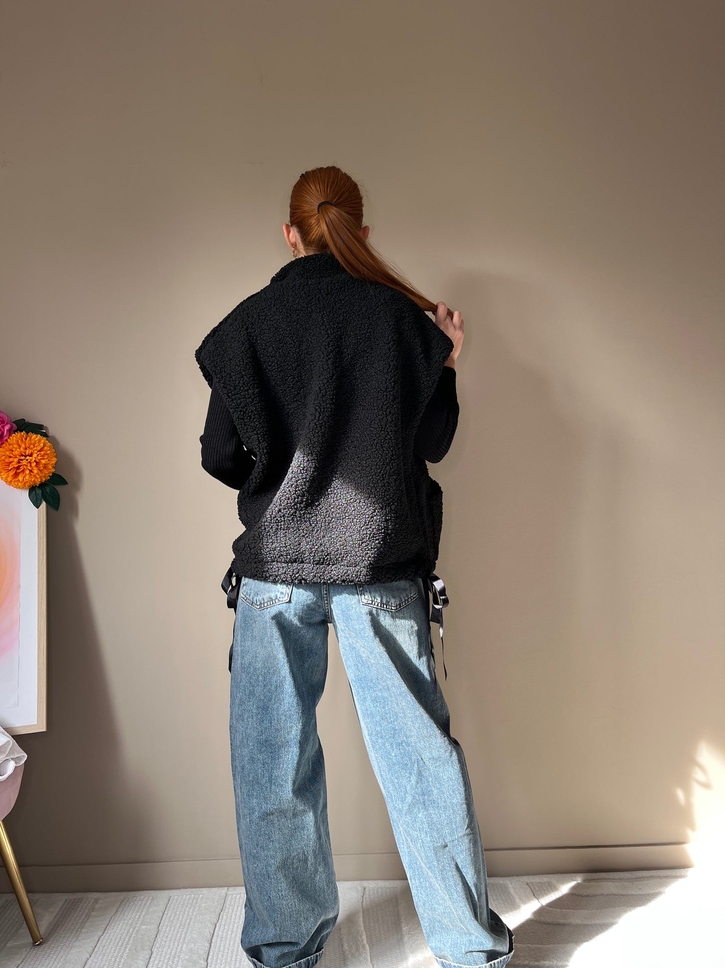 Veste sans manches “Naya” – Façon mouton noir à liens satinés