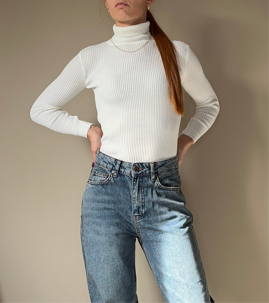 Pull col roulé côtelé blanc – basique chic