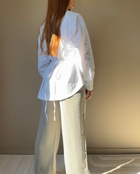 Chemise cintrée blanche “Anaïs” – Élégance minimaliste et intemporelle