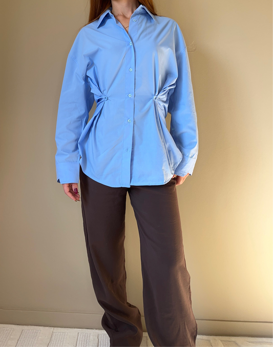 Chemise “Élisa” – Bleu ciel chic à découpes originales