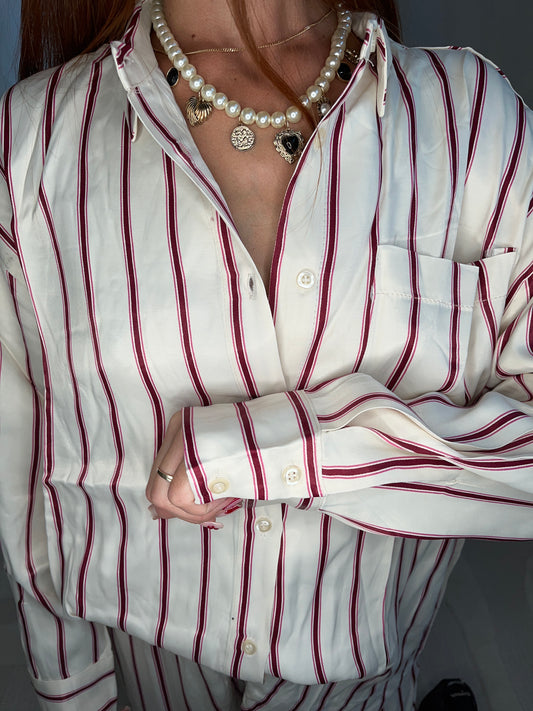 Chemise Solenne – Chemise satinée femme rayée bordeaux, coupe fluide chic