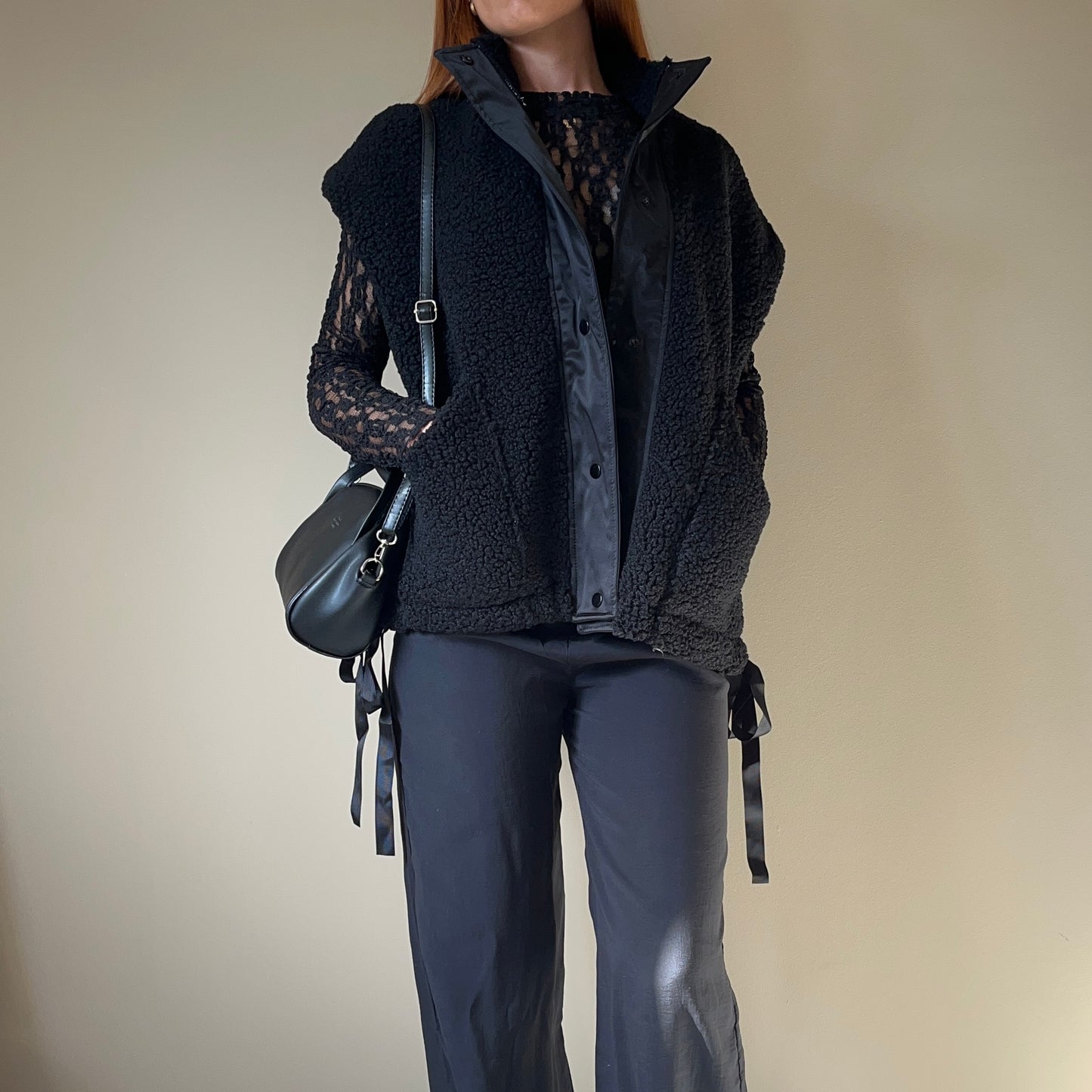 Veste sans manches “Naya” – Façon mouton noir à liens satinés