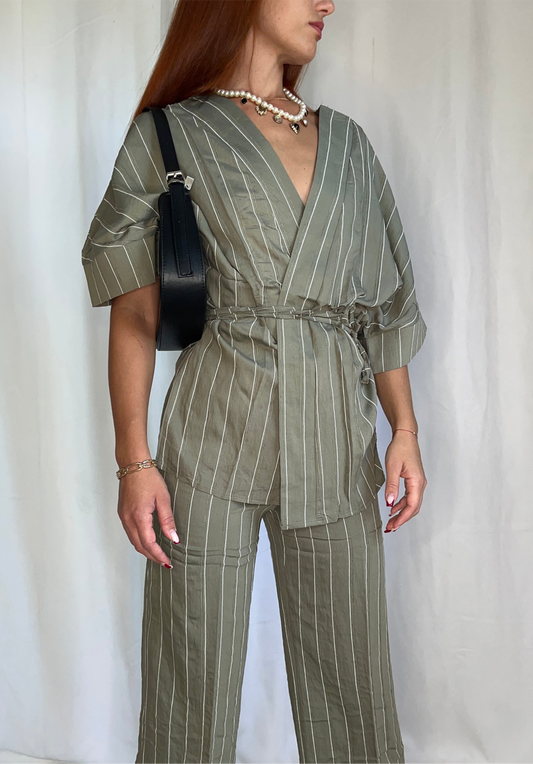 Gilet portefeuille rayé femme “Soria” – Chic et fluide, à nouer à la taille (Bordeaux, Bleu marine, Kaki)