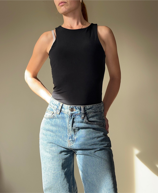 Body noir sans manches – col rond