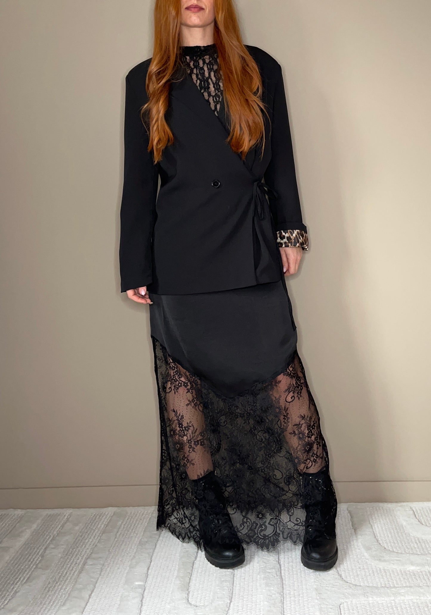 Jupe longue noire effet satin avec dentelle – Élégance sensuelle